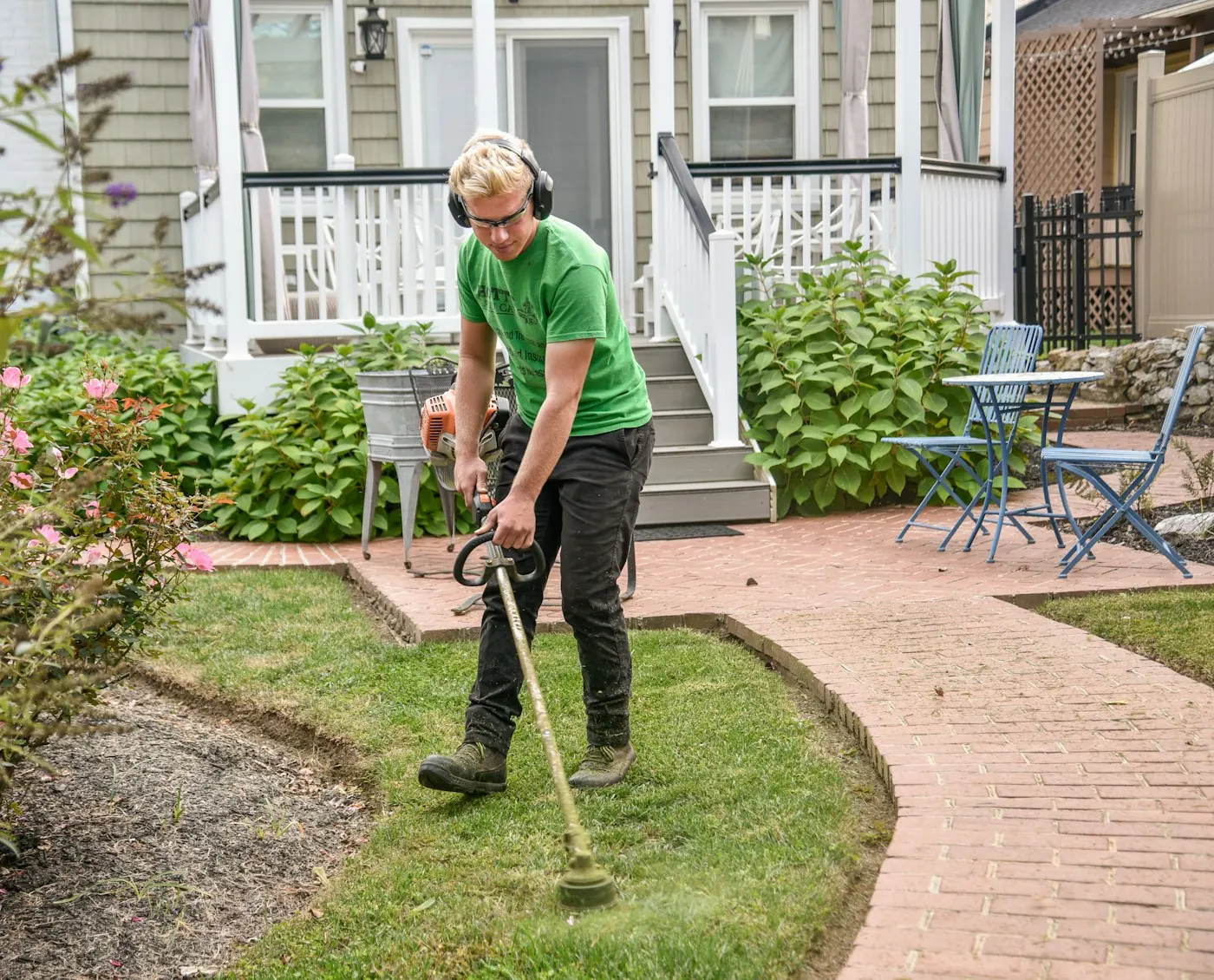 STSB gardener edging the lawn of an Albury-Wodonga home